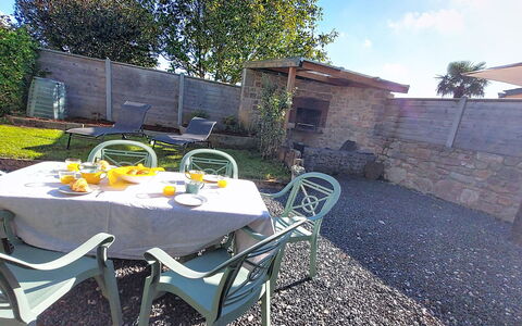 Au Coin des 3 Feux: Möbel, Stuhl, Gartenmöbel, Tabelle, Tisch Im Freien, Küche & Esszimmer Tisch, Kaffetisch, Flagstone, Schatten, Garten