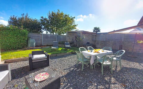 Au Coin des 3 Feux: Möbel, Zuhause, Grundstueck, Garten, Gartenmöbel, Flagstone, Stuhl, Garten, Landscaping, Blumentopf