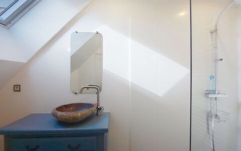 Au Coin des 3 Feux: Armatur, Interior Design, Badezimmer, Zapfhahn, Flooring, Installation, Decke, Light Fixture, Fussboden, Beleuchtung
