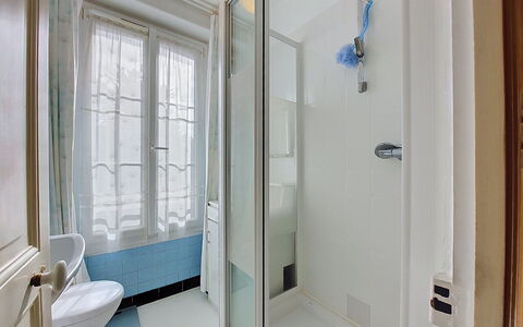 Saint Alexandre: Badezimmer, Armatur, Fussboden, Flooring, Interior Design, Installation, Tür, Zimmer, Wohnung, Spiegel
