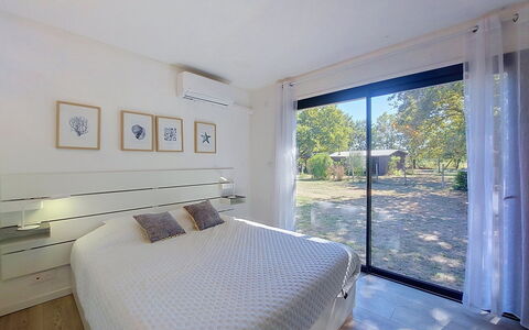 Tartoure: Bett, Schlafzimmer, Interior Design, Möbel, Flooring, Bedding, Fussboden, Bettdecke, Decke, Zuhause