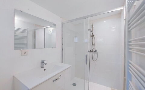Tartoure: Badezimmer, Armatur, Interior Design, Flooring, Fussboden, Installation, Zapfhahn, Bad Sink, Decke, Spiegel