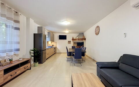 Martina: Möbel, Interior Design, Flooring, Couch, Fussboden, Holz, Decke, Zimmer, Wohnzimmer, Holzboden
