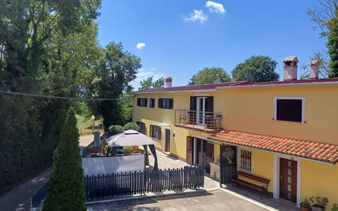 Martina: Zuhause, Estate, Schatten, Hazienda, Garten, Balkon, Auffahrt, Zaun, Villa, Hof