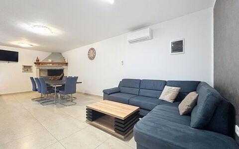 Martina: Möbel, Flooring, Interior Design, Couch, Fussboden, Holz, Decke, Wohnzimmer, Zimmer, Wohnung