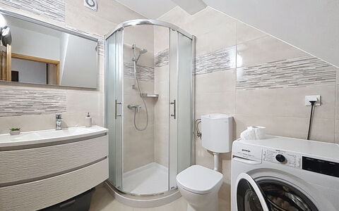 Martina: Armatur, Interior Design, Flooring, Badezimmer, Sinken, Fussboden, Bad Sink, Zapfhahn, Badezimmerschrank, Installation