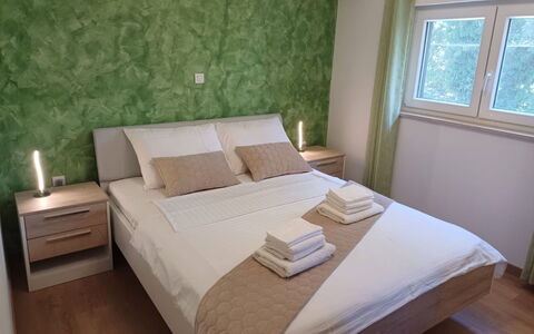 Martina: Möbel, Bett, Interior Design, Wand, Schlafzimmer, Fussboden, Flooring, Holz, Zimmer, Bettdecke