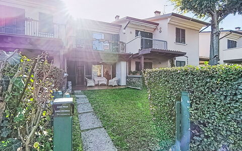 Casa Prais: Wohngebiet, Strauch, Haus, Zuhause, Garten, Rasen, Estate, Hecke, Landscaping, Vorort