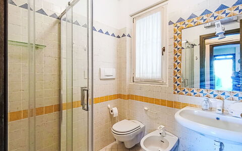 Casa Prais: Flooring, Interior Design, Fussboden, Decke, Armatur, Zimmer, Badezimmer, Fliese, Installation