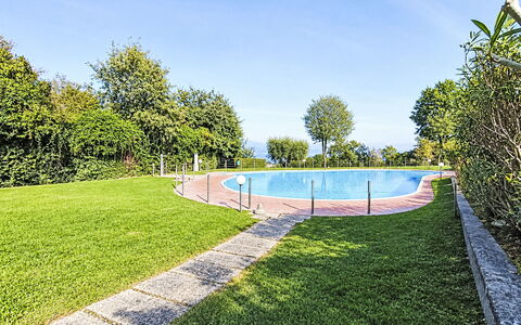 Casa Prais: Blau, Schwimmbad, Garten, Rasen, Landscaping, Park
