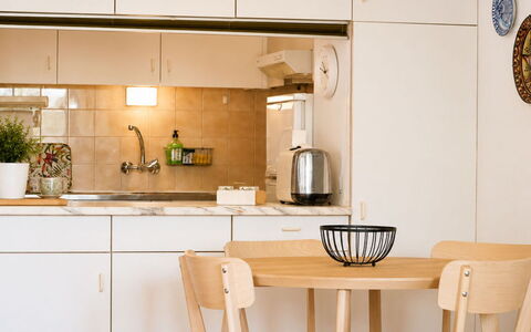 Paloma: Möbel, Küche, Interior Design, Countertop, Flooring, Küchengerät, Holz, Cabinetry, Light Fixture, Fussboden