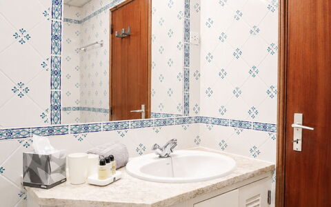 Paloma: Flooring, Armatur, Interior Design, Fussboden, Sinken, Zapfhahn, Installation, Badezimmer, Bad Sink, Fliese