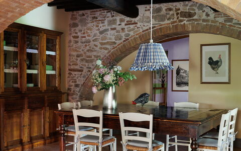 Tuscan Hamlet Relais Piettorri: Möbel, Interior Design, Stuhl, Tabelle, Flooring, Esszimmer, Holz, Küche & Esszimmer Tisch, Decke, Fussboden