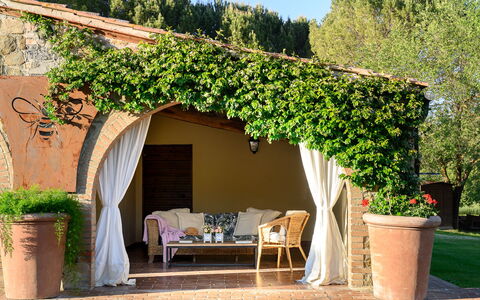 Tuscan Hamlet Relais Piettorri: Garten, Schatten, Blumentopf, Outdoor Struktur, Hazienda, Hof, Gartenmöbel, Zimmerpflanze, Pergola, Hinterhof