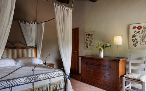 Tuscan Hamlet Relais Piettorri: Möbel, Interior Design, Schlafzimmer, Bett, Holz, Flooring, Linens, Fussboden, Zimmer, Tabelle