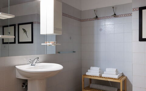 Tuscan Hamlet Relais Piettorri: Badezimmer, Armatur, Bad Sink, Wand, Interior Design, Sinken, Flooring, Zapfhahn, Fussboden, Installation