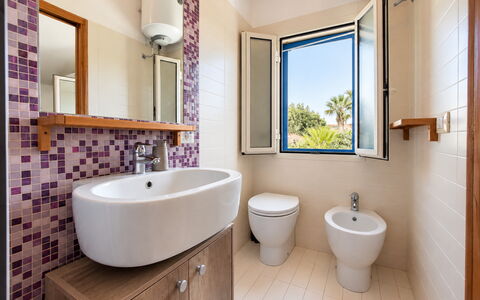 Villa le Palme, Marina di Ragusa: Toilleten Sitz, Badezimmer, Armatur, Toilette, Flooring, Fussboden, Interior Design, Installation, Sinken, Bad Sink