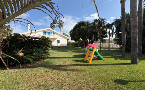 Villa le Palme, Marina di Ragusa: Schatten, Rasen, Garten, Estate, Landscaping, Resort, Hazienda, Garten