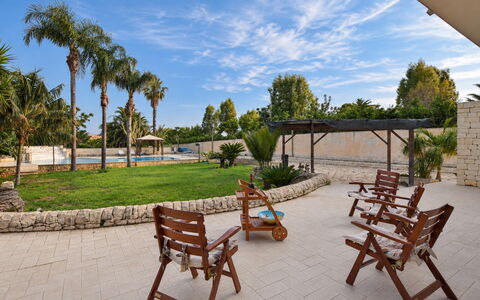 Villa le Palme, Marina di Ragusa: Baum, Resort, Schatten, Gartenmöbel, Landscaping, Schwimmbad, Eco Hotel, Hazienda, Regenschirm