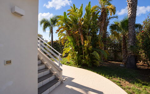 Villa le Palme, Marina di Ragusa: Gehölz, Schatten, Eco Hotel, Landscaping, Balkon, Tropen, Hazienda, Resort