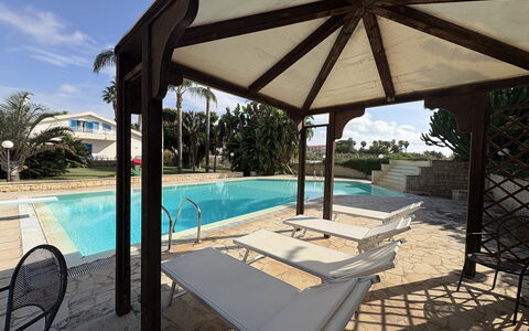 Villa le Palme, Marina di Ragusa: Schwimmbad, Resort, Schatten, Gazebo, Verbundwerkstoff, Outdoor Struktur, Eco Hotel, Freizeit, Pavillon, Gartenmöbel