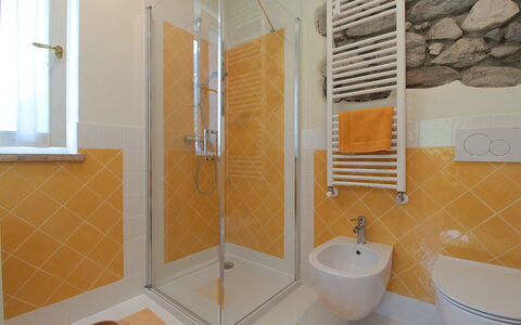 Casa Mis: Flooring, Fussboden, Interior Design, Armatur, Wand, Badezimmer, Fliese, Installation, Zapfhahn, Decke
