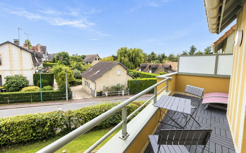 Domaine du Yearling: Blau, Holz, Möbel, Zuhause, Gartenmöbel, Stuhl, Schatten, Balkon, Holzbeize, Eco Hotel