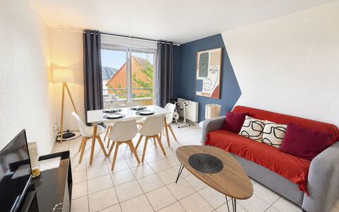 Domaine du Yearling: Blau, Holz, Möbel, Zuhause, Gartenmöbel, Stuhl, Schatten, Balkon, Holzbeize, Eco Hotel