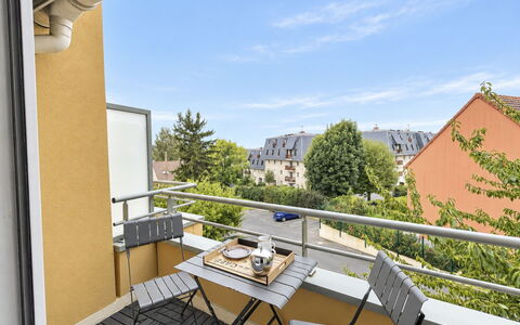 Domaine du Yearling: Blau, Holz, Möbel, Zuhause, Gartenmöbel, Stuhl, Schatten, Balkon, Holzbeize, Eco Hotel