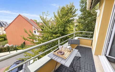 Domaine du Yearling: Blau, Holz, Möbel, Zuhause, Gartenmöbel, Stuhl, Schatten, Balkon, Holzbeize, Eco Hotel
