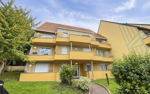 Domaine du Yearling: Blau, Holz, Möbel, Zuhause, Gartenmöbel, Stuhl, Schatten, Balkon, Holzbeize, Eco Hotel