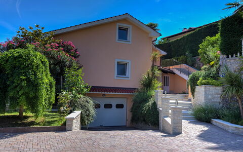 Lovran 135: Haus, Wohngebiet, Zuhause, Strauch, Dach, Auffahrt, Garten, Hütte, Estate