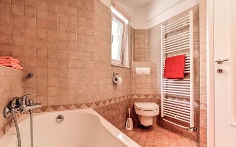 Lovran 135: Badezimmer, Armatur, Badewanne, Flooring, Interior Design, Fussboden, Bad Sink, Sinken, Zapfhahn, Toilette