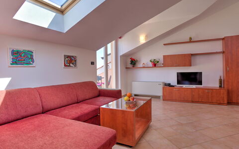 Lovran 135: Flooring, Interior Design, Fussboden, Möbel, Holz, Couch, Decke, Zimmer, Wohnzimmer
