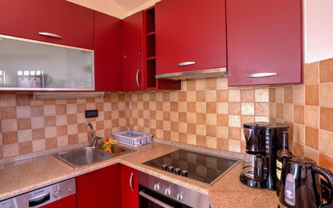 Lovran 135: Küchengerät, Küche, Countertop, Major Appliance, Herd, Cabinetry, Herd, Holz, Interior Design, Flooring