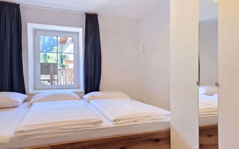 Haus Enzian: Holz, Interior Design, Schlafzimmer, Flooring, Fussboden, Bett, Möbel, Decke, Bettdecke, Zimmer