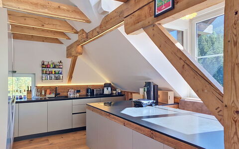 Haus Enzian: Küche, Interior Design, Flooring, Holz, Decke, Countertop, Möbel, Fussboden, Beleuchtung, Cabinetry