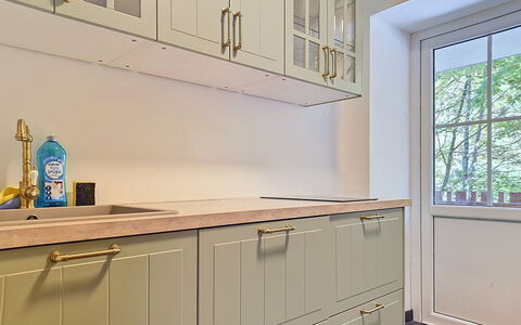 Haus Enzian: Flooring, Holz, Interior Design, Cabinetry, Fussboden, Schrank, Holzbeize, Küche, Decke, Countertop
