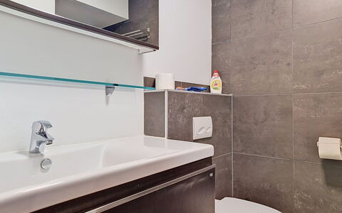 Haus Enzian: Badezimmer, Armatur, Wand, Flooring, Interior Design, Fussboden, Zapfhahn, Spiegel, Bad Sink, Installation