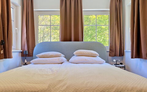 Haus Enzian: Interior Design, Möbel, Bett, Schlafzimmer, Holz, Fensterabdeckung, Fussboden, Textil, Linens, Vorhang
