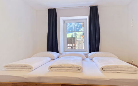 Haus Enzian: Bett, Schlafzimmer, Bedding, Interior Design, Bettdecke, Fussboden, Holz, Möbel, Flooring, Zimmer