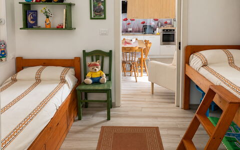 Papaveri Rossi: Möbel, Interior Design, Holz, Flooring, Fussboden, Schlafzimmer, Bett, Zimmer, Decke, Beleuchtung