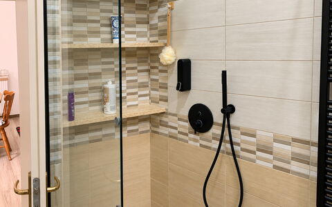 Papaveri Rossi: Badezimmer, Wand, Armatur, Interior Design, Flooring, Fussboden, Installation, Fliese, Verbundwerkstoff, Dusche