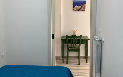 Papaveri Rossi: Möbel, Interior Design, Fussboden, Flooring, Schlafzimmer, Holz, Bett, Zimmer, Bettdecke, Bedding