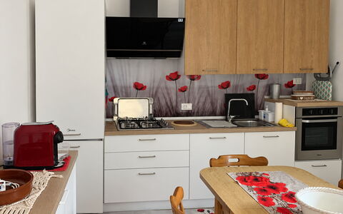 Papaveri Rossi: Küche, Küchengerät, Countertop, Interior Design, Major Appliance, Möbel, Holz, Flooring, Geschirr, Cabinetry