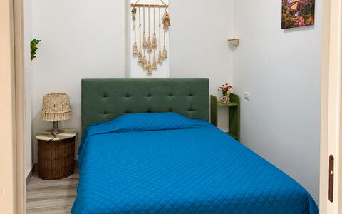 Papaveri Rossi: Möbel, Bett, Interior Design, Bedding, Schlafzimmer, Fussboden, Bettdecke, Flooring, Wand, Zimmer
