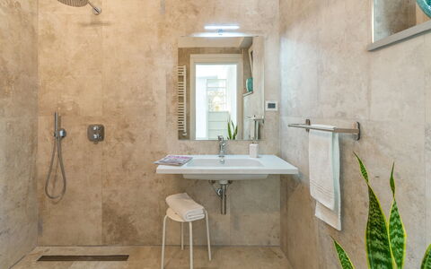 Dimora Montefalcone 8, Emma Villas: Flooring, Wand, Fussboden, Armatur, Interior Design, Badezimmer, Sinken, Installation, Zapfhahn, Beleuchtung