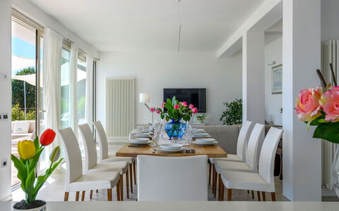Dimora Montefalcone 8, Emma Villas: Möbel, Interior Design, Esszimmer, Tabelle, Stuhl, Holz, Flooring, Küche & Esszimmer Tisch, Zimmer, Fussboden