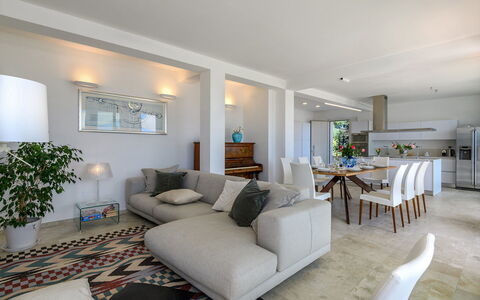 Dimora Montefalcone 8, Emma Villas: Möbel, Interior Design, Flooring, Couch, Fussboden, Wohnzimmer, Tabelle, Decke, Holz, Zimmer