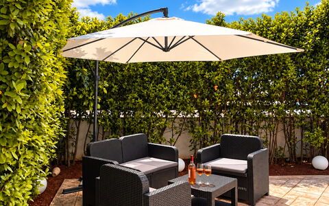 Casa Blugarden: Möbel, Regenschirm, Gartenmöbel, Stuhl, Tisch Im Freien, Tabelle, Schatten, Blumentopf, Terrasse, Garten